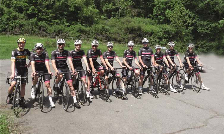 Ebenso wie die Profifahrer des Kern-Haus-Teams war auch der Kern-Haus Vorstandsvorsitzende Bernhard Sommer mit dem Rad von Köln in die Eifel (Riedener Mühlen) gefahren.