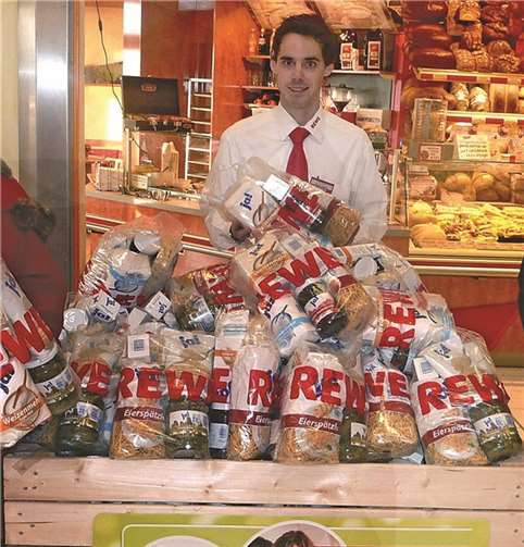 Ebenso wie die Rewe:XL Hundertmark-Filiale Polch -hier mit dem Marktleiter Herrn Röder- unterstützen auch die neun weiteren Filialen des Familienunternehmens die Tafelaktion. REWE:XL HUNDERTMARK