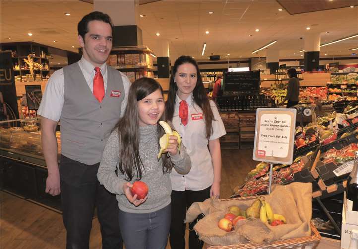 Ebenso wie hier im Markt der Rewe:XL Hundertmark in Cochem, wartet auch in den zehn weiteren Märkten ein Korb mit täglich frischem Obst auf die Kinder.FRE