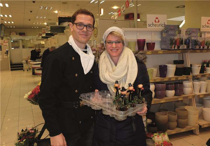 Ebenso wie in den weiteren 10 Märkten der Rewe:XL Hundertmark fand auch die Schornsteinfeger-Glücksaktion im Polcher Markt bei den Kunden wieder großen Anklang. privat