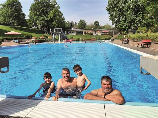 Ebenso wie sein 1. Beigeordneter Achim Grün (rechts) wagten auch Stadtbürgermeister Hans Peter Ammel und seine Enkel Vincent und John am Tag der Eröffnung einen Sprung ins kühle Nass.  Foto: FRE