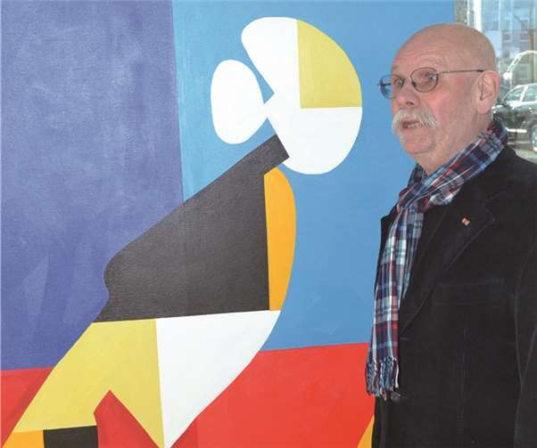 Eberhard Foest vor einem seiner Bilder im Glaspavillon