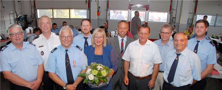 Mit Eberhard Freisberg geht eine Ära in der Feuerwehr zu Ende Eberhard Freisberg und seine Ehefrau Ute im Kreis von Feuerwehrkameraden und Verwaltungs-Chefs.Zur Verabschiedung des stellvertretenden Wehrleiters der Feuerwehren in der Verbandsgemeinde Ransbach-Baumbachfand eine kleine Feier im Gerätehaus in Nauort statt. Fotos: KER
