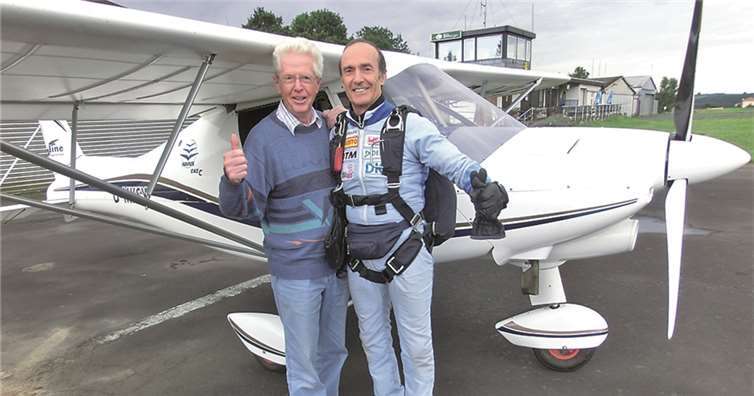Eberhard Gienger (r.) vor dem Start nach Puderbach zusammen mit B. Könning vom LSV-Neuwied, der an diesem Tag die Flugleitung übernahm.privat