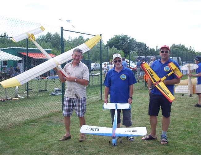 Eberhard Mewe, Hans Bierenfeld und Konstantin Hartenstein vom Modell- Flug- Club Montabaur-Heiligenroth nahmen an dem Treffen teil.