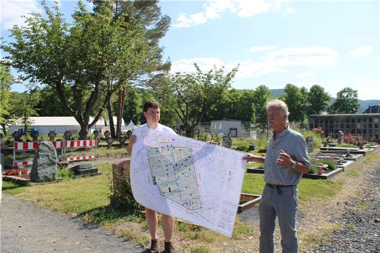 Die historische Friedhofskapelle bleibt erhalten Eberhard Neumann (rechts, Aufbau- und Entwicklungsgesellschaft Bad Neuenahr-Ahrweiler) und Arne Düren (Firma Wershofen Garten- und Landschaftsbau) stellten die Fortschritte beim Wiederaufbau des Ahrtor-Friedhofs vor. Foto: DU