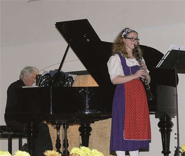 Eberhard Nöst und Jorja Jung begleiteten das Ensemble mit Klavier- und Klarinettenspiel.
