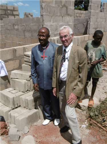 Eberhard Ströder mit Helfern vor Ort beim Bau der Schule mit angeschlossenem Internat.