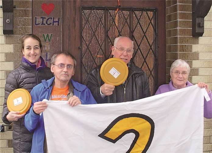 Ebernacher Bewohner überreichen stellvertretend das selbst hergestellte Frisbeegolfspiel an die Vertreter des Behinderten- und Rehabilitationssportverbands. privat