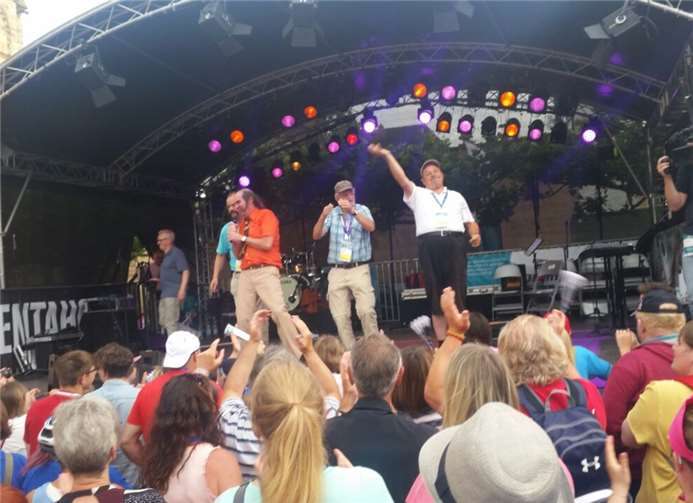 Ebernacher Sportler rocken mit Guildo Horn auf der Bühne auf dem Domfreihof.