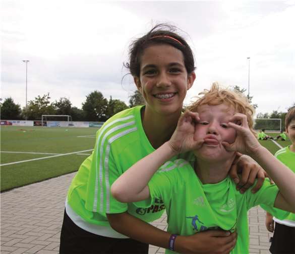 Echte Freunde kann niemand trennen: Die Kinder hatten jede Menge Spaß, auf und neben dem Spielfeld.