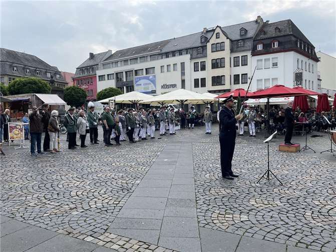 Mayener Schützenfest mit prominenter Unterstützung Echte Tradition – das Schützenständchen auf dem Marktplatz in Mayen. Foto: Anja Steffens/Stadt Mayen