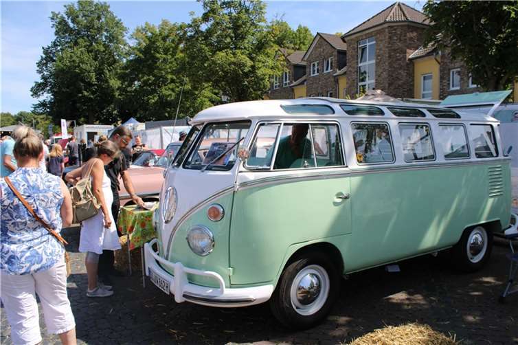 Echtes Liebhaberstück: ein VW-Bus aus den frühen 1960er Jahren.