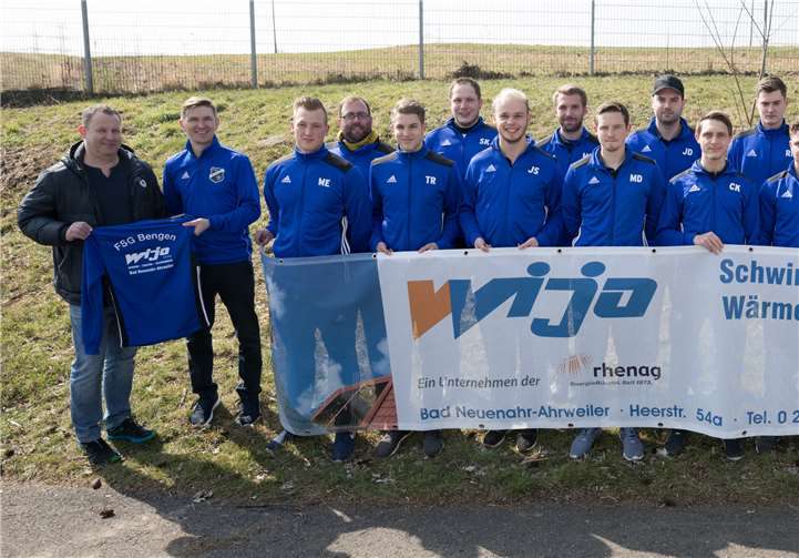 Eckard Dumke (l.) und Wolfgang Kriechel (r.) von der Firma Wija übergeben die Trainingsanzüge an die FSG.Andreas Thun