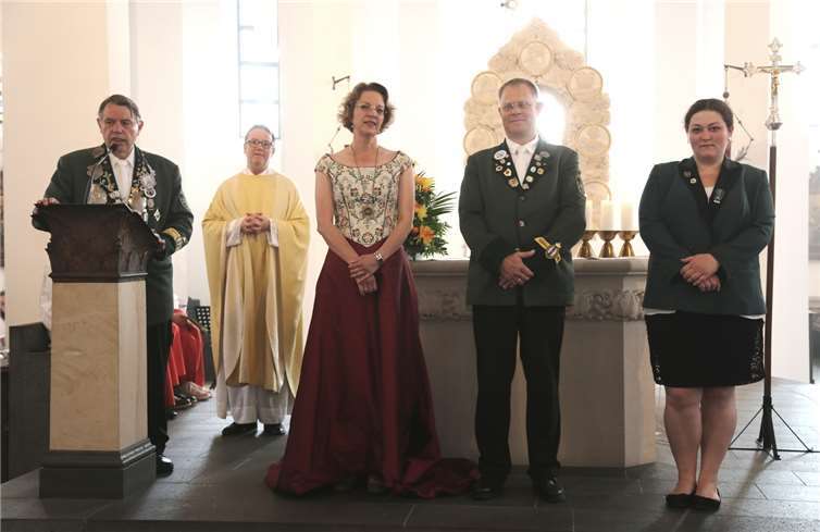 Eckehard Haffner stellte in derKrönungsmesse die neuen Majestäten Claudia und Bernd Luppus vor.