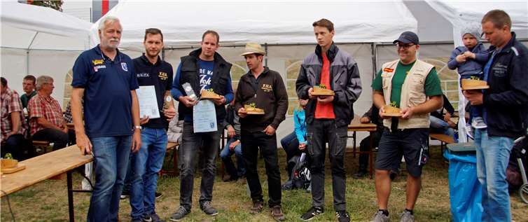 Eckhard Kilian beglückwünschte die Gewinner des Bergzeitrennens,u. a. den hier gekürten deutschen Meister Oliver Dahme (3. v. l.)