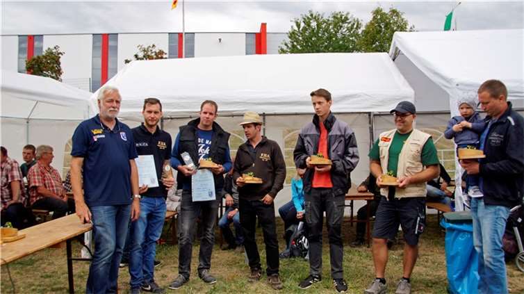 Eckhard Kilian beglückwünschte die Gewinner des Bergzeitrennen, u. a. den hier g...