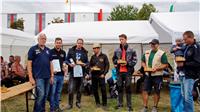 Eckhard Kilian beglückwünschte die Gewinner des Bergzeitrennen, u. a. den hier g...