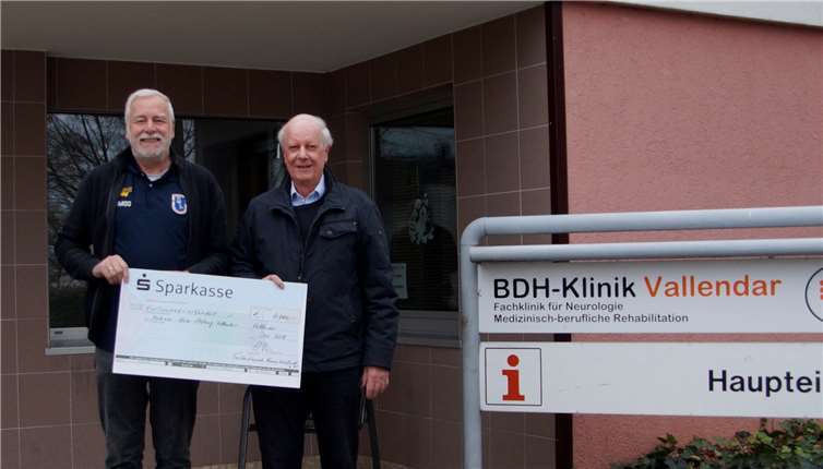 Eckhard Kilian von den Traktorfreunden (li.) übergibt den Spendenscheck in Höhe von 4.400 Euro an Alfred Hahn.Foto: MIH