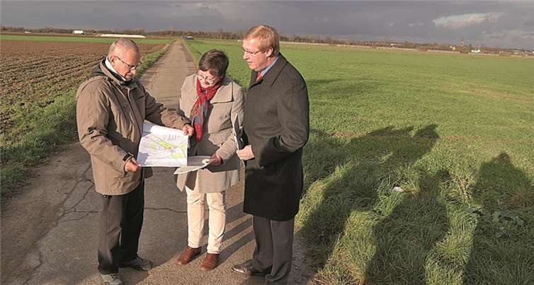 Eckhard Schumann (v.l.) und Gisela Hein erklären Achim Tüttenberg das Vorhaben bei Straßfeld. privat