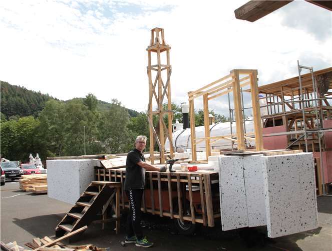 Eckhardt Andree griff als Idee das politische Thema um den „Brexit“ auf und erbaute den „Big Ben“. Foto: Monika Fuchs