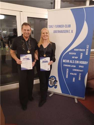 Ecki May und Petra Lahnstein sind stolz auf ihren Turniersieg.  Foto: Petra Lahnstein