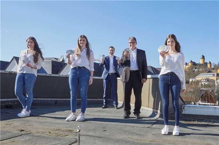 Eco not Ego: Auf dem Dach der Verbandsgemeindeverwaltung präsentieren die drei Auszubildenden Sandra Schäfer, Emily Mitschke und Lea Höber (vorne v. l.) zusammen mit Bürgermeister Ulrich Richter-Hopprich (hinten links) sowie dem Ersten Beigeordneten Andree Stein (hinten rechts) die entwickelten Energiespar-Aufkleber.Fotos: VG Montabaur/Olaf Nitz