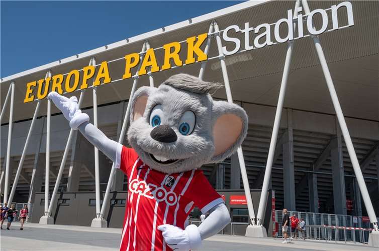 Ed Euromaus vor dem Europa-Park Stadion.  Foto: Europa-Park