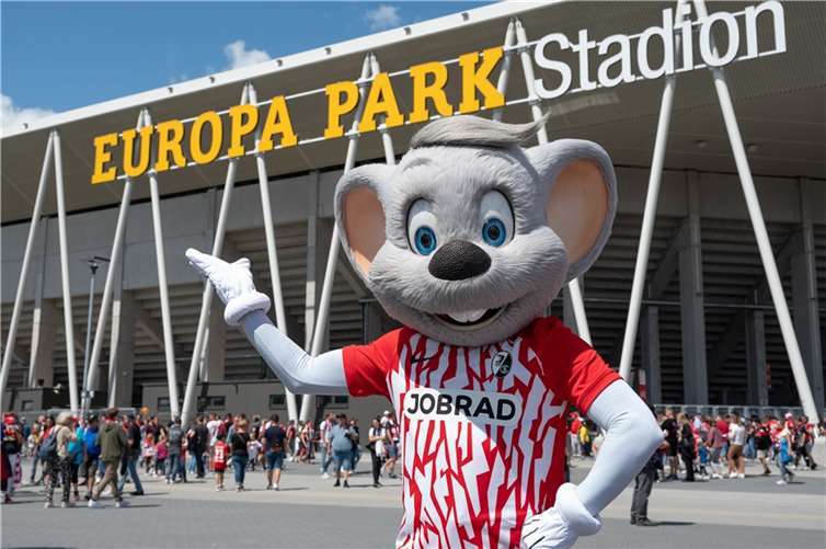 Ed Euromaus vor dem Europa-Park Stadion.  Foto: Europa-Park/SKUB