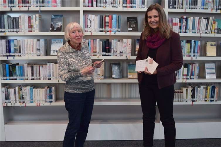 Edda Dörr-Wessels (li.) übergibt Originaldokumente von bzw. über Fritz von Unruh an die Leiterin der StadtBibliothek Koblenz, Susanne Ott. Foto: Stadt Koblenz
