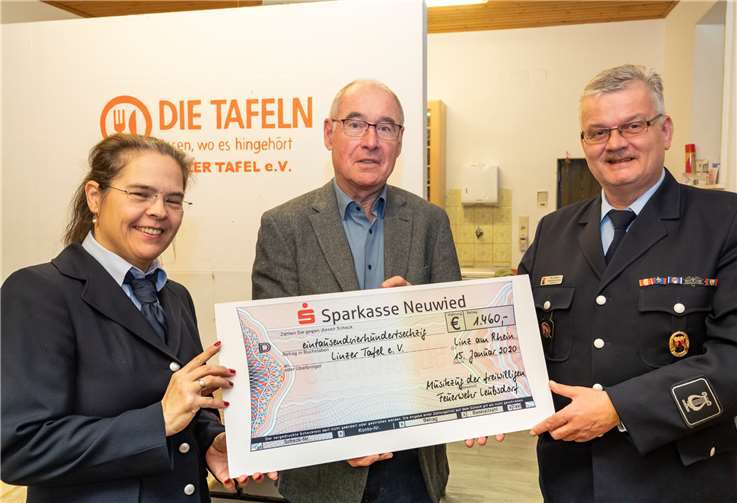 Edda Hömig und Paul Becker überreichten den Spendenbetrag an Dr. Werner Dötsch.Foto: CREATIV PICTURE – Heinz-Werner Lamberz