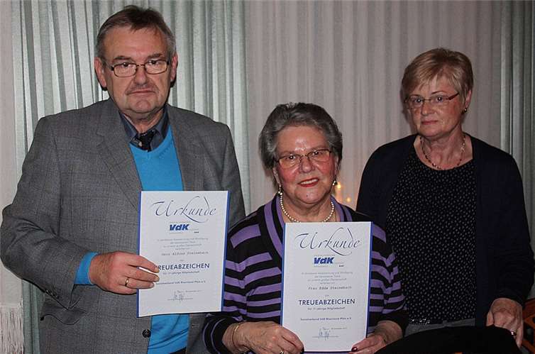 Edda und Alfons Steinebach aus Niederzissen wurden während der Adventsfeier von Christa Schulz für ihre 20-jährige Mitgliedschaft geehrt.privat