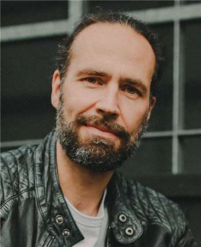 Eddi Hüneke startet mit seinem Solopogramm und gastiert am 17. April in Bonn. Sebastian Igel