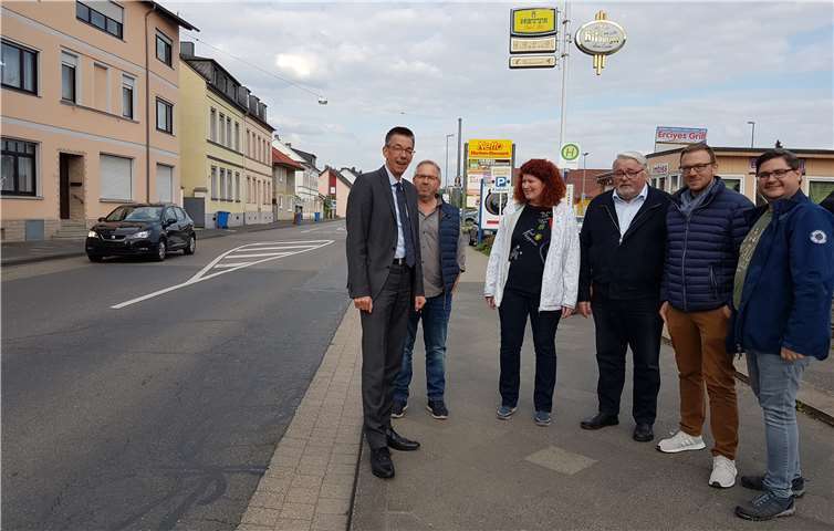 Eddi Röttgen (2.v.l.) erläutert Ortsvorsteher Dieter Neckenig, CDU-Fraktionschef Martin Hahn und den Ortsbeiratsmitgliedern Jörg Röttgen, Andrea Hofschulz und Markus Theer seinen Vorschlag einer Fußgängerampel in der Bendorfer Straße. Foto: privat