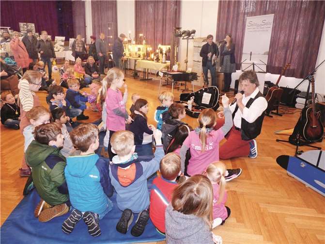 Eddi Zauberfinger verstand es vortrefflich, die Kinder mit seinem Mitmachmusical in der Laacher See-Halle zu begeistern.  Fotos: FRE