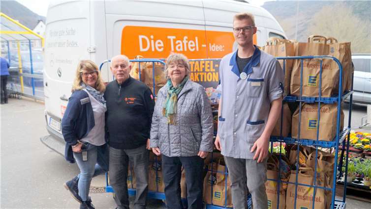 75 Tüten voll mit Lebensmitteln gespendet Edeka-Marktleiterin Christel Albert-Lenz (l.) überreichte zusammen mit Azubi Holger Zens (r.) die Spenden an Elisabeth Junglas und Klaus Beuter von der Cochemer „Tafel“. -MT-