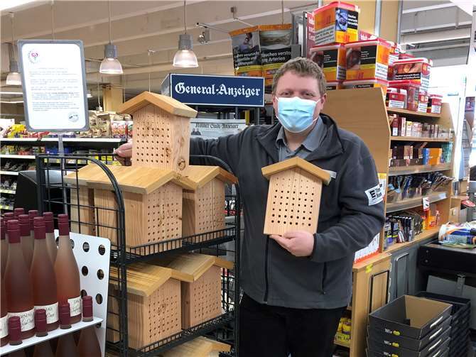 Edeka Timo Boden bietet die Nistkästen exklusiv für den Freundeskreis Landesgartenschau Bad Neuenahr-Ahrweiler 2022 e.V. an. Foto: privat