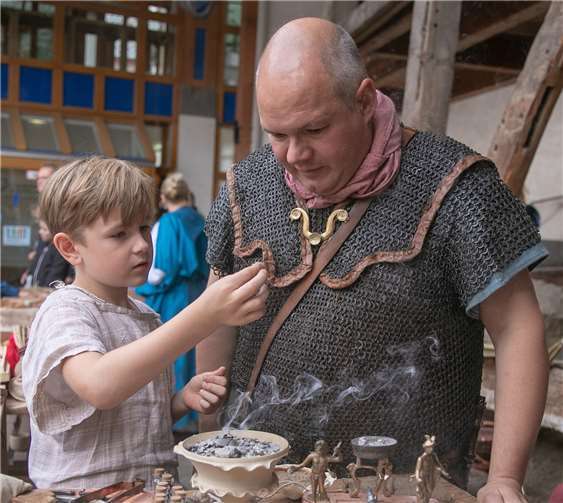 Edelsteine schleifen wie die alten Römer, das machte den Kindern sichtlich Spaß.