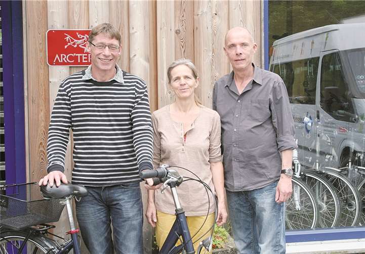 Edeltraud Berg, Basislager, Thomas Grobler (l.) und Joachim Grundhewer (r.) vom Lebenshilfehaus bei der Spendenübergabe.privat