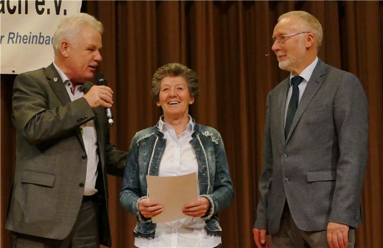 Edeltraud Bongartz wird von Bürgermeister Stefan Raetz und Karl Heinz Carle (Vors. Stadtsportverband) geehrt. Foto: privat