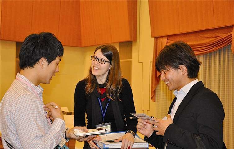 Edeltraud Botzum im Gespräch mit japanischen Kollegen. privat