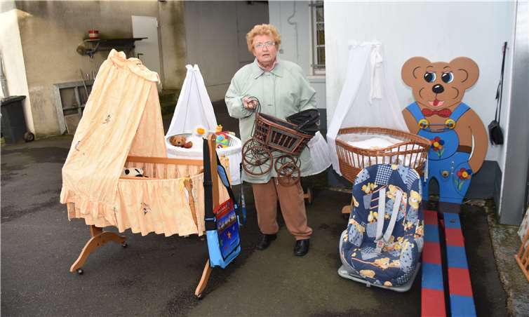 Edeltraud Buckesfeld verkauft ihre Stubenwagen und Spielzeuge für eine gute Sache.Foto: EICH