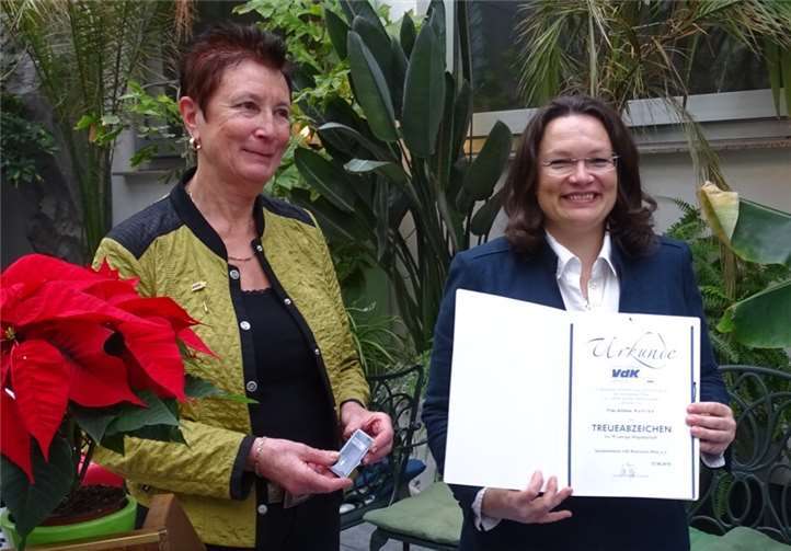Edeltraud Zimmermann vom VdK Ortsverband Andernach (l.) ehrteAndrea Nahles (r.) für ihre 10-jährige Mitgliedschaft im Sozialverband VdKprivat
