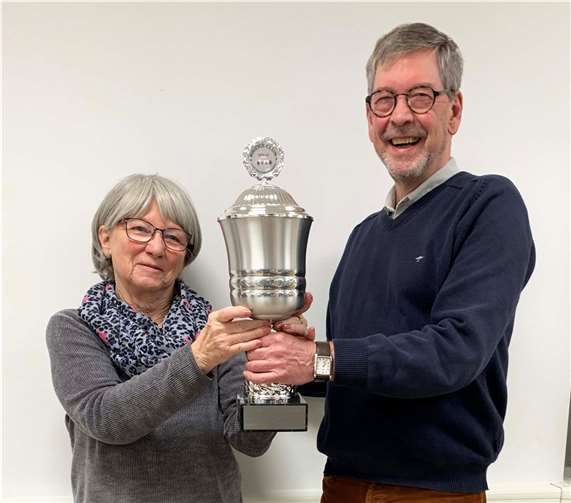 Edeltraud van Lyrop konnte mit ihrem Partner Tony Reypens als Turniersieger den begehrten Pokal in Empfang nehmen. Foto: privat