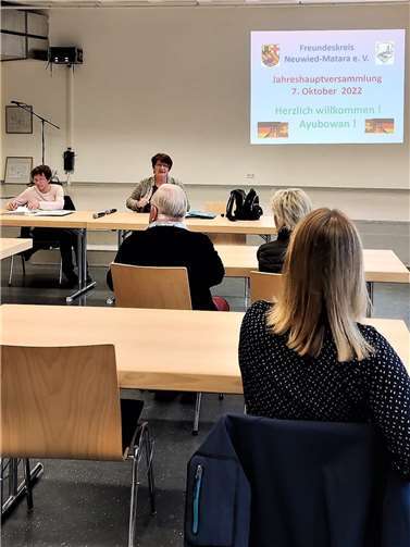 Edeltrud Pinger, 2. Vorsitzende (vorn rechts) und Schatzmeisterin Herta Ries werben für das neue Projekt. Fotos: privat