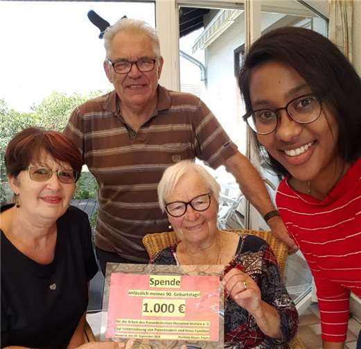 Edeltrud Pinger (l.) und ihr Patenkind Ridmi aus Sri Lanka (r.) nehmen dankbar den Spendencheck von Mathilde Mayer entgegen.