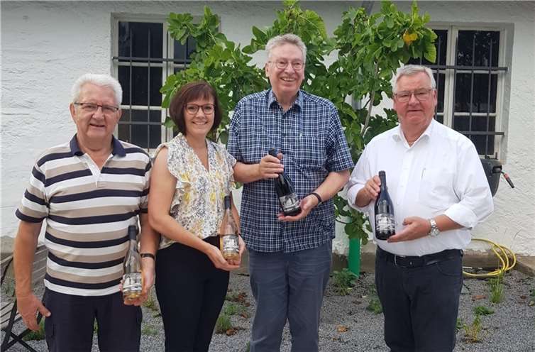 Edgar Flohe, Andrea Wittkopf, Werner Schüller und Harald Knieps (v.li) vom Kapellenverein präsentieren die Weine der Flutkapelle Ahrtal.  Foto:privat
