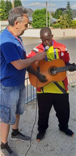 Edgar Girolstein stand Pate beim musikalischen Auftritt des 24-jährgen Richard, einem beeinträchtigten Leichtathleten aus dem Südsudan.