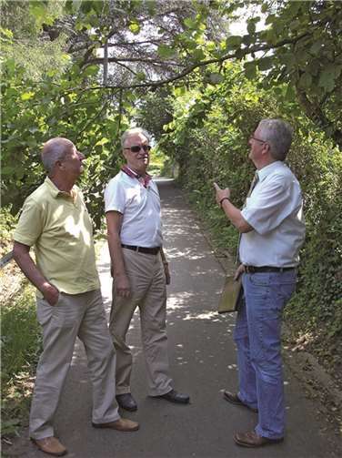 Edgar Kühlenthal, Elmar Schlich und Edgar Mannheim bei der Ortsbegehung im Klausenbergweg. privat