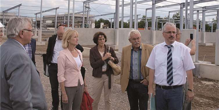 Edgar Mannheim (Leiter des Betriebshofs) unterrichtete die Stadtspitze über den momentanen Verlauf auf der Baustelle. (r.).  US